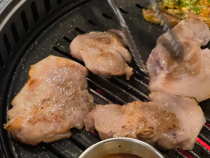 고기와 함께 구워 먹는 버섯과 꼬들목살