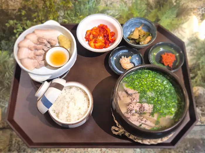 푸짐하게 차려진 돼지국밥과 수육 한 상