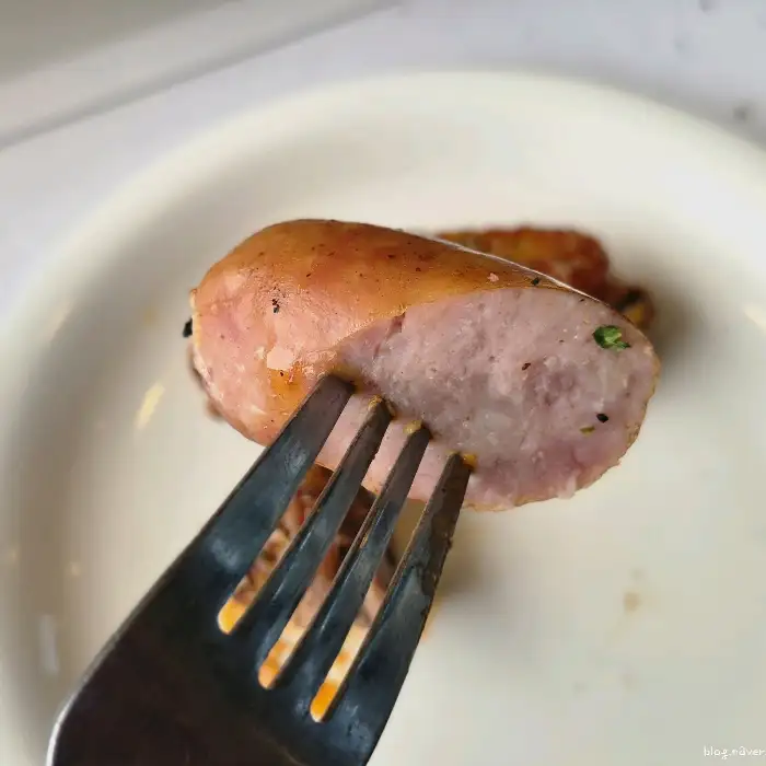 포크에 찍힌 수제 소세지