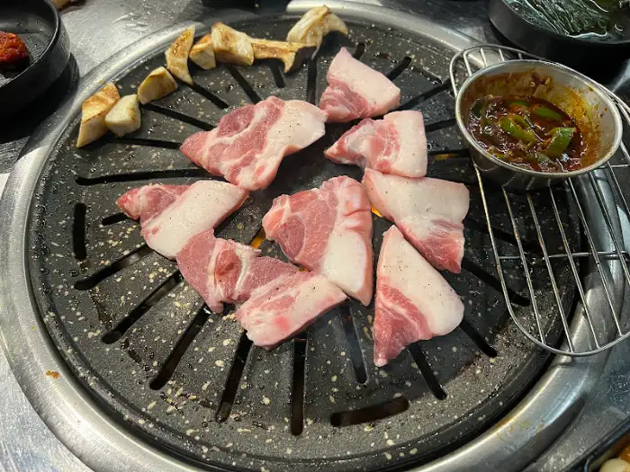 잘 익은 삼겹살 조각들