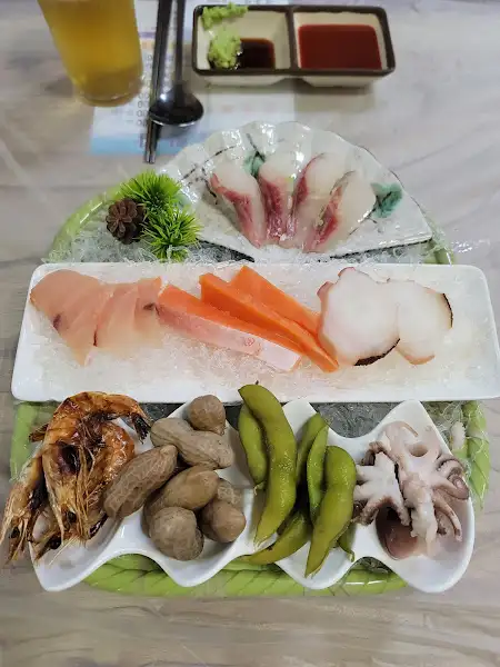 모듬 해산물과 곁들임 찬