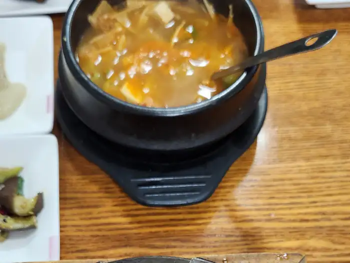 맛있게 끓고 있는 송이 전골 모습