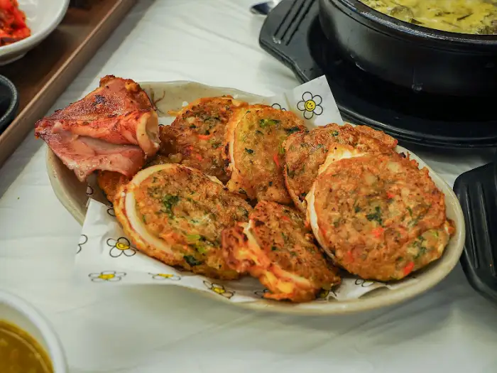 플레이팅된 오징어 순대와 한쪽에는 오징어 다리 구이