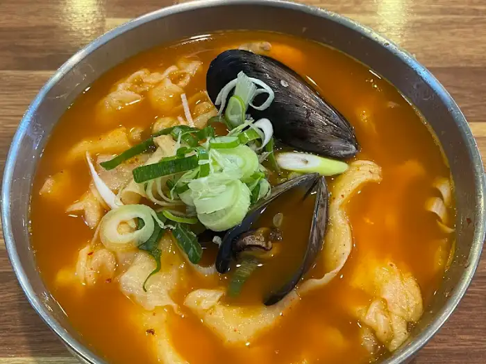 얼큰한 국물의 칼국수와 홍합