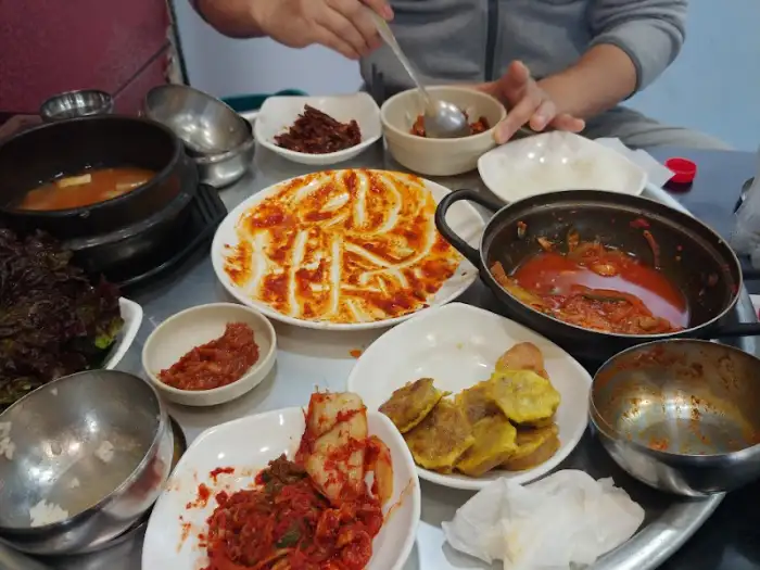 식사 중인 손님들의 모습