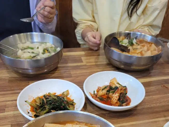 테이블에 놓인 두 그릇의 칼국수와 김치