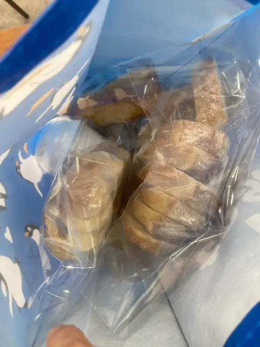 포장된 빵이 들어있는 쇼핑백