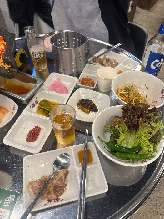 다양한 반찬과 함께 나온 식탁 전경