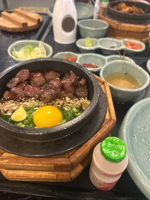 계란 노른자와 함께 비벼먹는 스테이크 솥밥