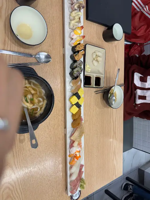 다양한 종류의 초밥이 길게 놓인 모습