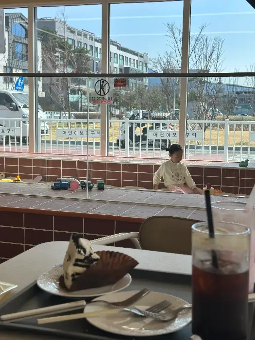 모래 놀이터에서 노는 아이
