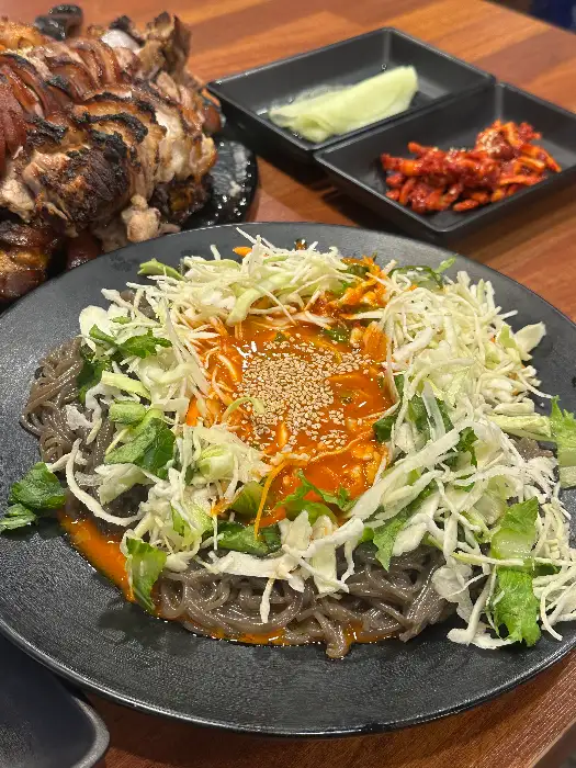 화덕족발과 쟁반막국수, 그리고 어묵탕이 함께 나온 모습