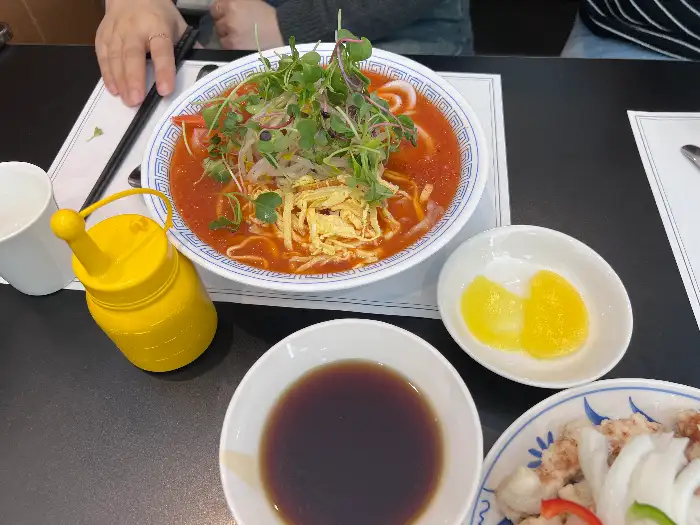 세종 영춘반점 내부 테이블 세팅