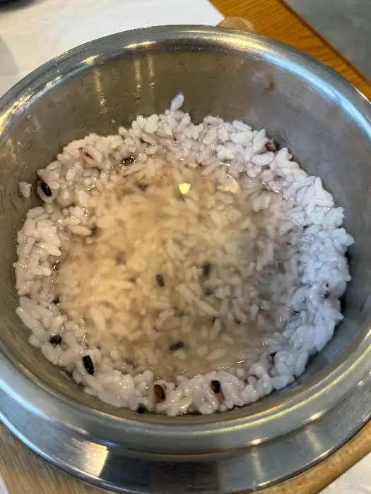 돌솥밥에 물을 부어 누룽지를 만드는 모습
