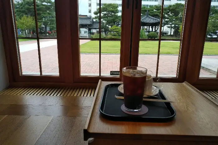 창가 자리에 놓인 아이스 아메리카노