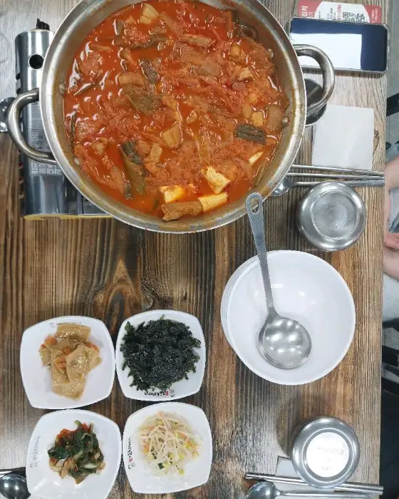 김치찌개와 여러 가지 반찬이 함께 차려진 한상차림