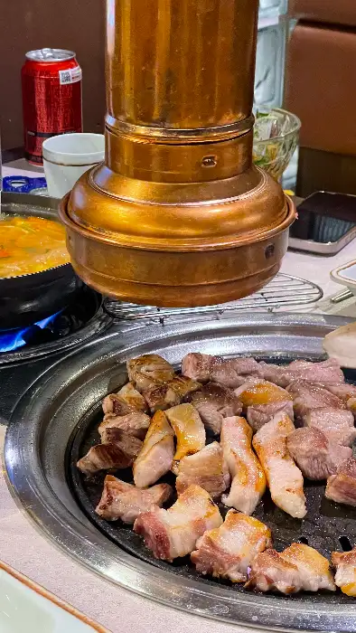 잘 구워진 고기 한 점