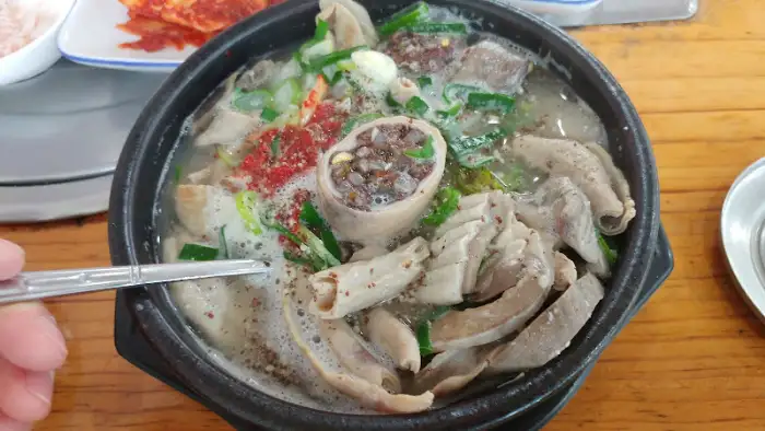 국밥 안의 다양한 내장과 고명