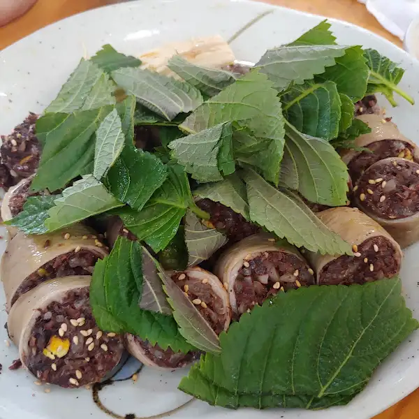 신선한 깻잎으로 감싼 순대