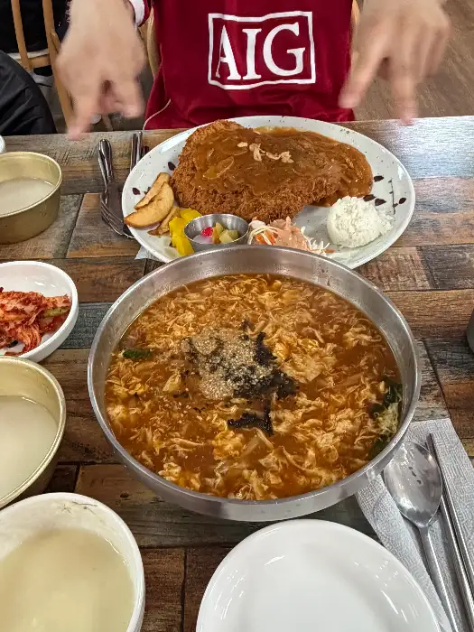 장칼국수와 왕돈까스가 놓인 식탁 모습
