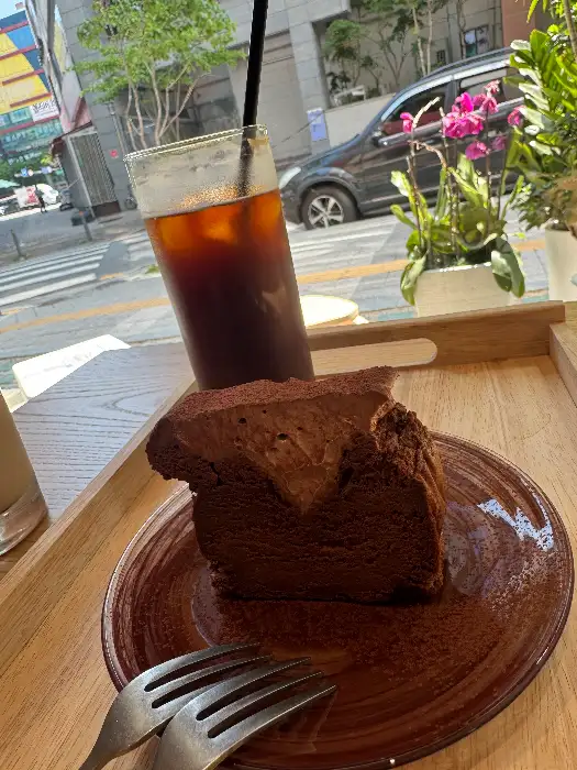 초콜릿 무스 케이크와 아이스 아메리카노