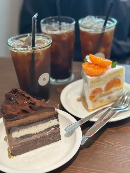 주문한 케이크와 커피
