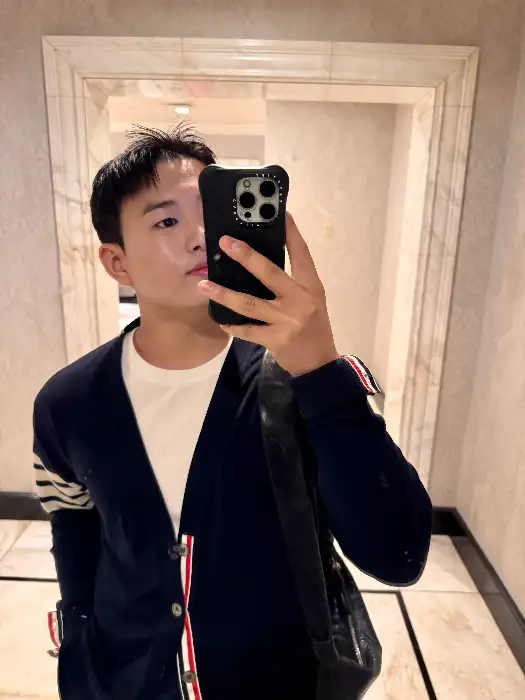 카메라를 들고 셀카를 찍고 있는 모습