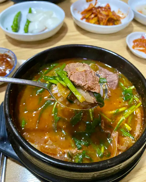 따뜻한 염소탕 한 그릇