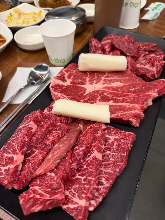불판 위에서 구워지고 있는 소고기