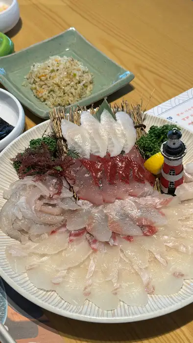 신선한 회와 다양한 밑반찬이 차려진 상차림