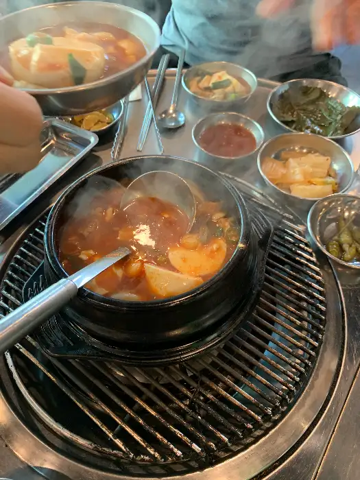 김이 모락모락 나는 순두부찌개
