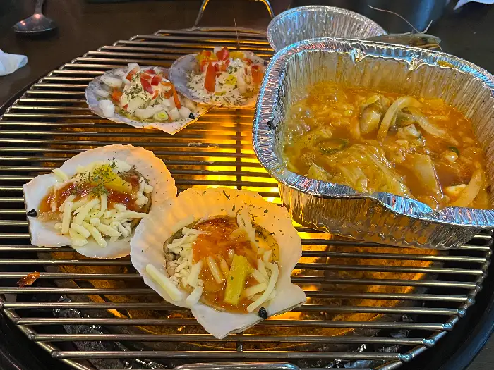 치즈가 올라간 조개구이