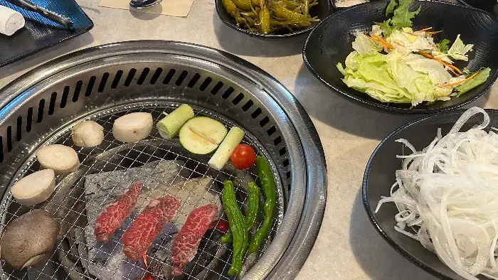 굽고 있는 소고기와 곁들임 채소