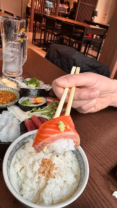 회와 밥을 함께 즐기는 모습