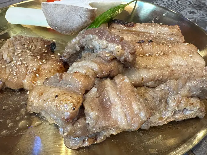 잘 구워진 갈비의 근접 촬영