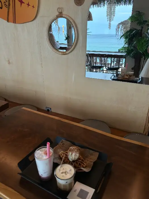 음료와 크로플이 담긴 트레이