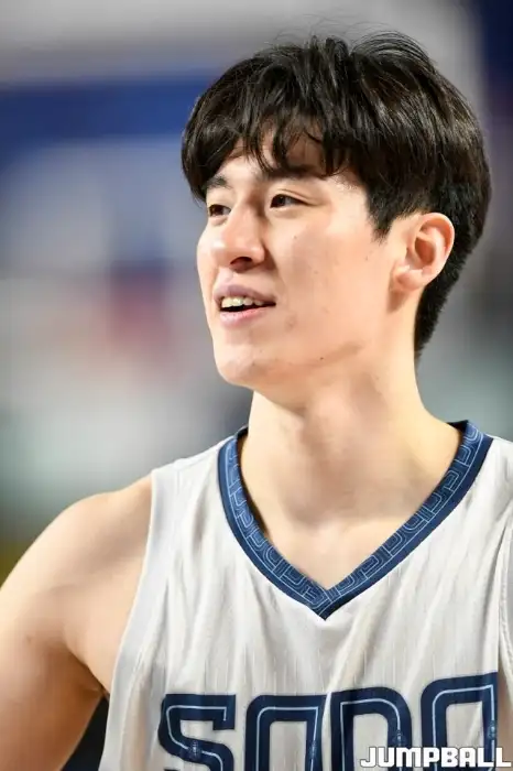 웃고 있는 젊은 한국 남성