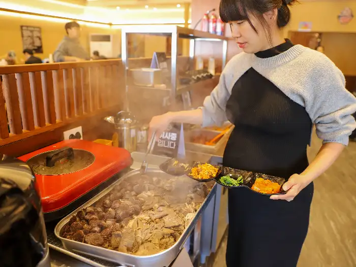 셀프바에서 음식을 담는 손님