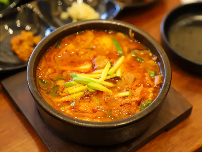 얼큰 곱창국밥의 푸짐한 곱창과 매콤한 국물