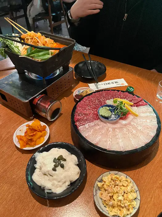 다양한 회와 곁들임 메뉴가 차려진 모습