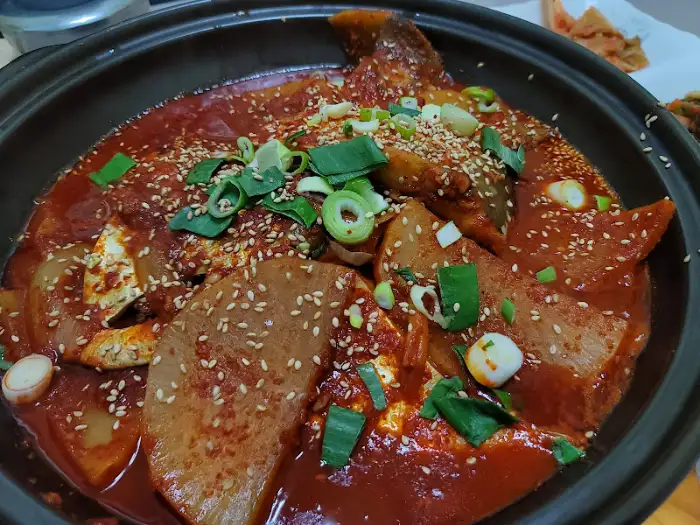 쪽파가 듬뿍 올라간 매콤한 제육볶음 클로즈업