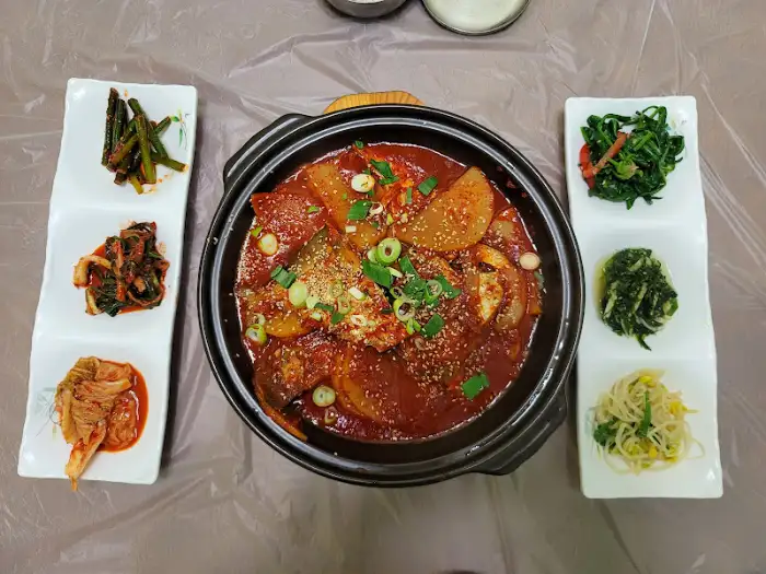 메인 메뉴와 함께 푸짐하게 차려진 다양한 밑반찬 모습