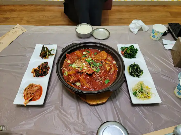 정갈하게 차려진 한상차림과 밥, 그리고 쌈 채소 모습