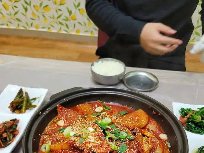 제육볶음을 쌈 싸 먹는 모습 (부분)