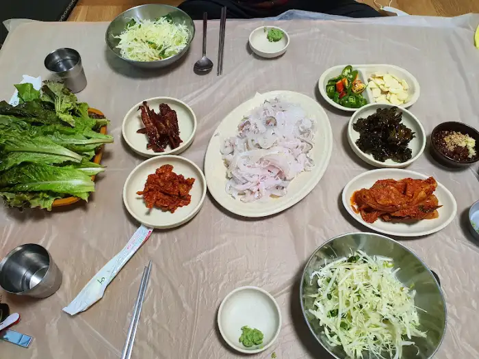 테이블에 차려진 푸짐한 한상 차림