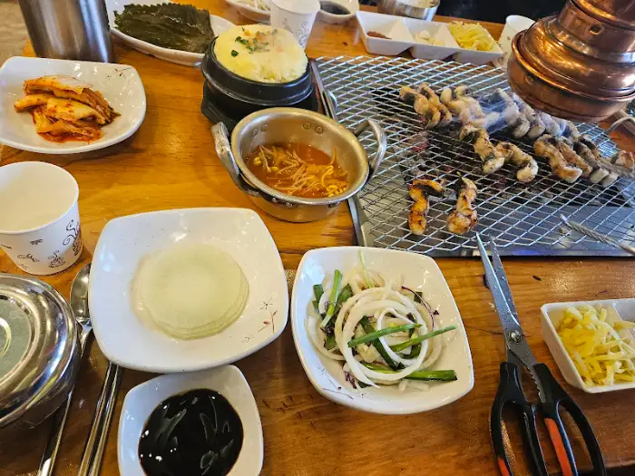다양한 밑반찬과 함께 차려진 테이블 모습
