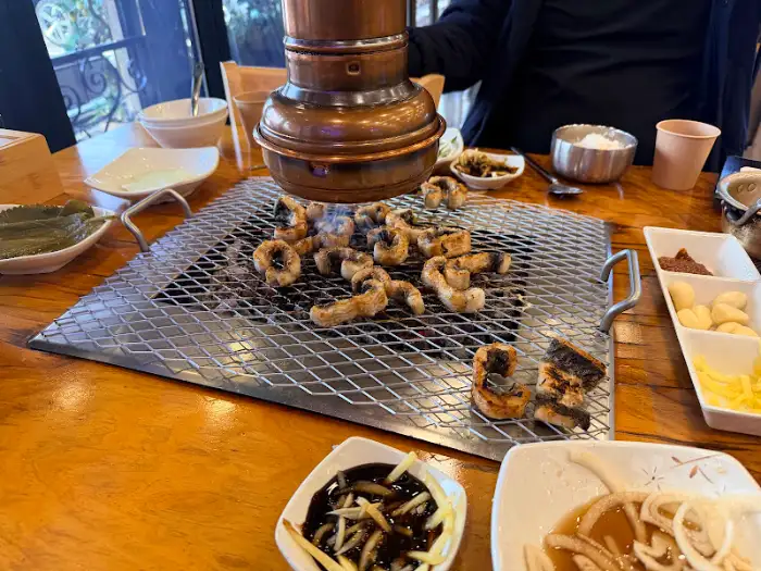 맛있게 익어가고 있는 장어와 곁들임 찬들의 모습