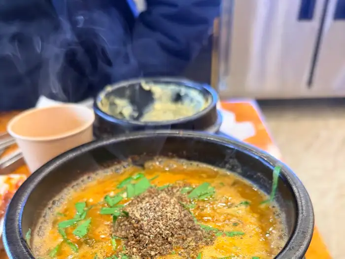 뜨거운 장어탕이 김을 내뿜고 있는 모습