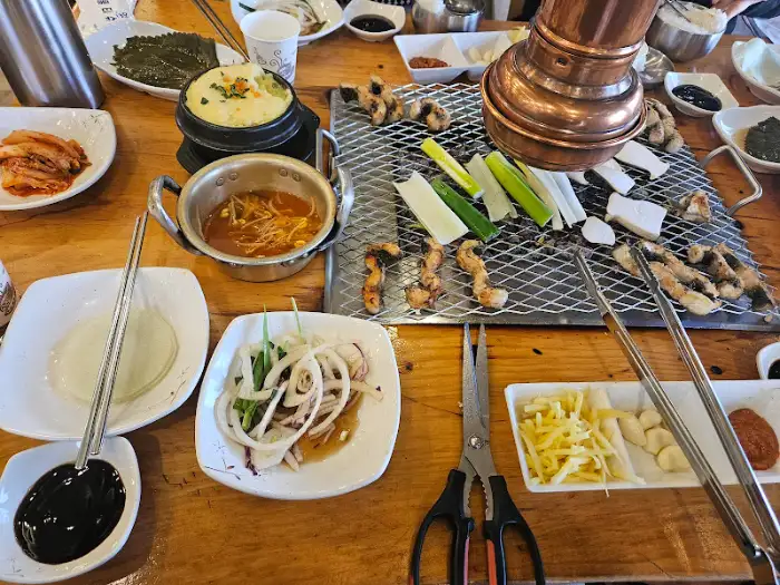 테이블 위에 다양하게 차려진 장어와 밑반찬들