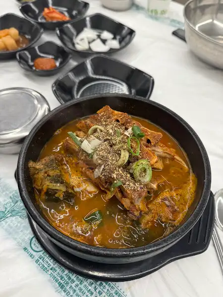 뼈해장국 그릇 위에 뿌려진 깨와 파